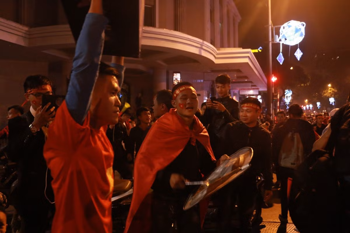 Cũng giống như những lần "đi bão" trước đây, ngoài kèn vuvuzela, người dân Việt Nam còn ăn mừng theo cách khá truyền thống đó là mang mâm hay vung nồi ra đập để tạo nên âm thanh khuấy động.