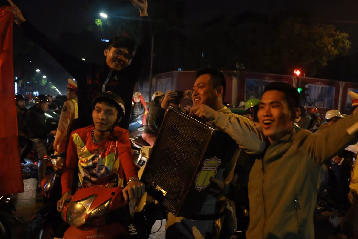 Trên tay của các cổ động viên là cờ đỏ sao vàng, kèn băng rôn chiến thắng. Mọi người không ngừng hô vang khẩu hiệu "Việt Nam vô địch", "Việt Nam vô địch"…
