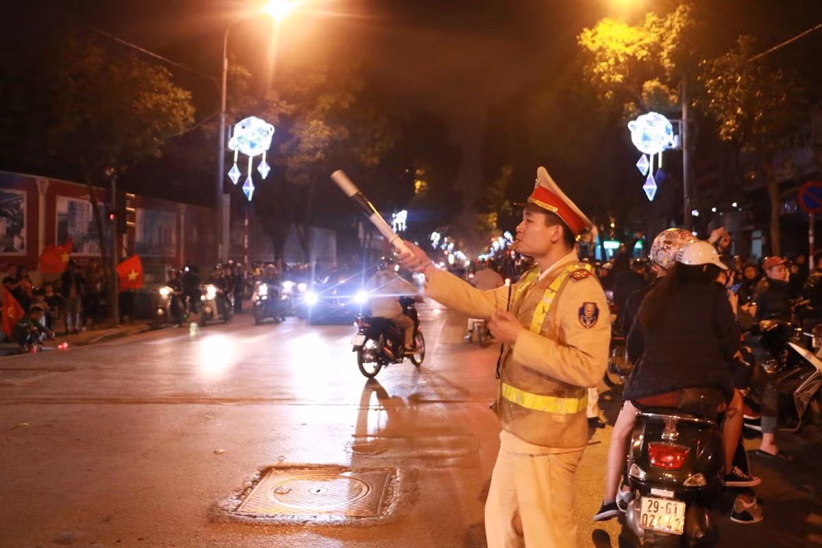 Các chiến sĩ thuộc phòng CSGT Hà Nội lại có một đêm vất vả nhưng cũng hết sức tự hào về chiến công và thầy trò HLV Park Hang-seo vừa tạo ra trước đại kình địch U23 Thái Lan.