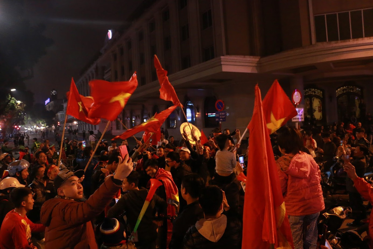 Khu vực các con phố xung quanh Hồ Gươm đều được rào chắn để ngăn dòng người đổ vào khu vực quanh hồ.