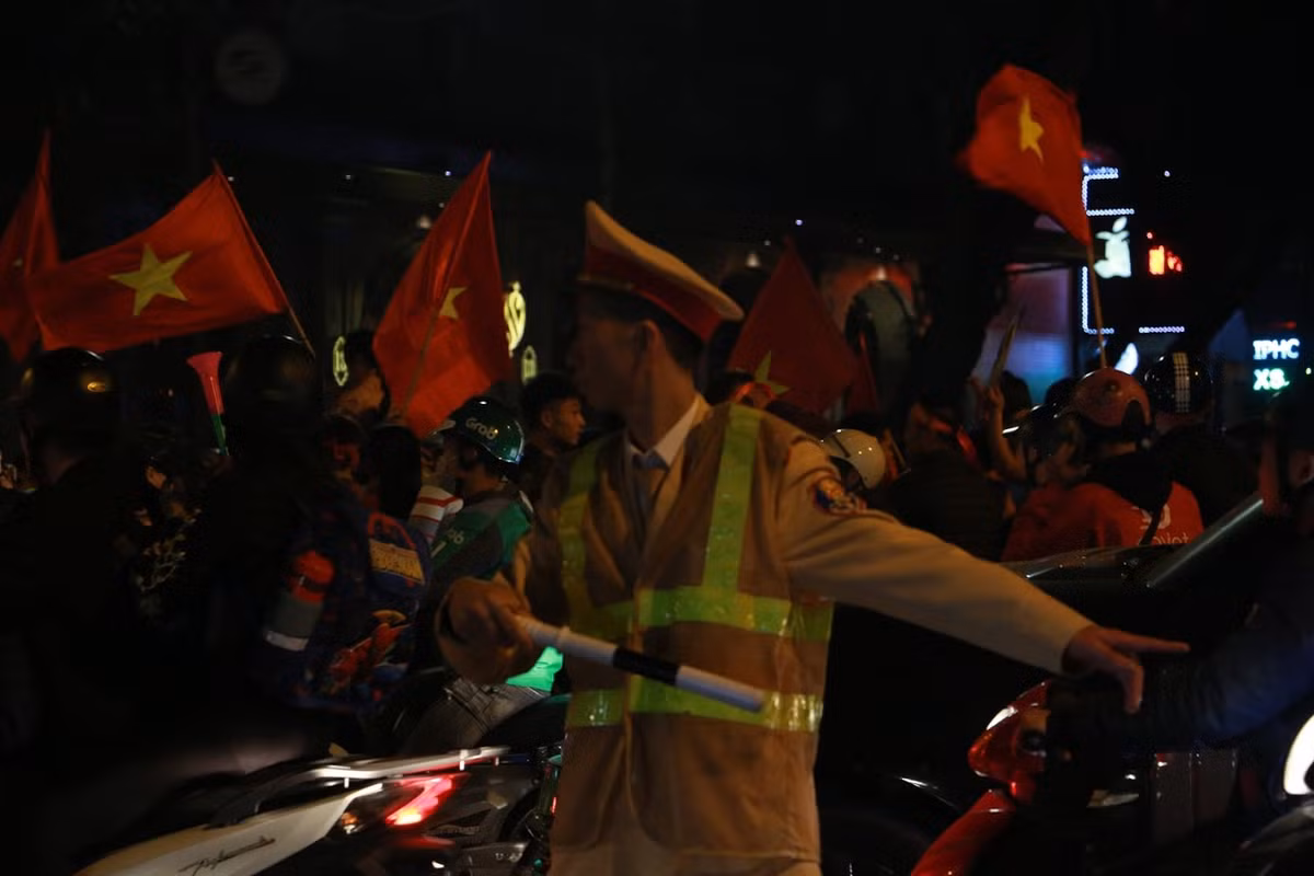 Nhiệm vụ phân làn được các đồng chí CSGT thực hiện khá tốt tại khu vực nút giao Hàng Bài - Hai Bà Trưng dẫn vào khu vực Hồ Gươm.