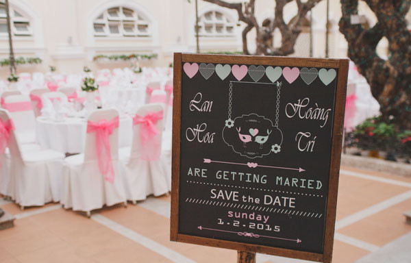 Sau khi tự chụp ảnh cưới, các cặp đôi lại tiếp tục tới công đoạn tự mình thiết kế thiệp cưới. Chỉ cần biết chút ít về kĩ thuật photoshop là các bạn trẻ có thể tự làm thiệp, tự sửa ảnh cưới và sau đó là đi in và phát thiếp được rồi.