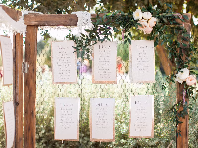 Những bức ảnh cưới theo dạng handmade có thể không đẹp bằng thợ chụp nhưng chúng lại cho thấy vẻ tự nhiên, mộc mạc và quan trọng nhất là thấy vui, thoải mái.