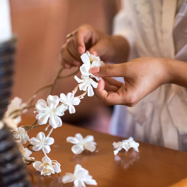 Toàn bộ phần trang trí phòng tiệc gồm phông cưới, cổng chào, bàn tiếp khách đều được chính các bạn trẻ và người thân trong nhà làm. Công việc này cần phải có con mắt thẩm mỹ và đôi bàn tay khéo léo.