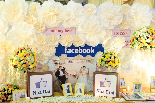 Không chỉ tự chụp ảnh cưới, một số bạn còn tự thiết kế phòng cưới, tự trang trí phòng tiệc để tạo dấu ấn riêng cho tiệc cưới handmade của mình.