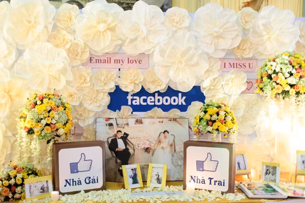 Không chỉ tự chụp ảnh cưới, một số bạn còn tự thiết kế phòng cưới, tự trang trí phòng tiệc để tạo dấu ấn riêng cho tiệc cưới handmade của mình.