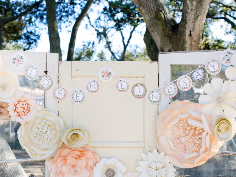 Để chuẩn bị cho một đám cưới handmade các bạn trẻ cần phải lên danh sách công việc cần làm, sau đó là từng bước, từng bước thực hiện những phần việc đó như mua vật liệu để làm và sắp xếp chúng vào vị trí của buổi lễ cưới.