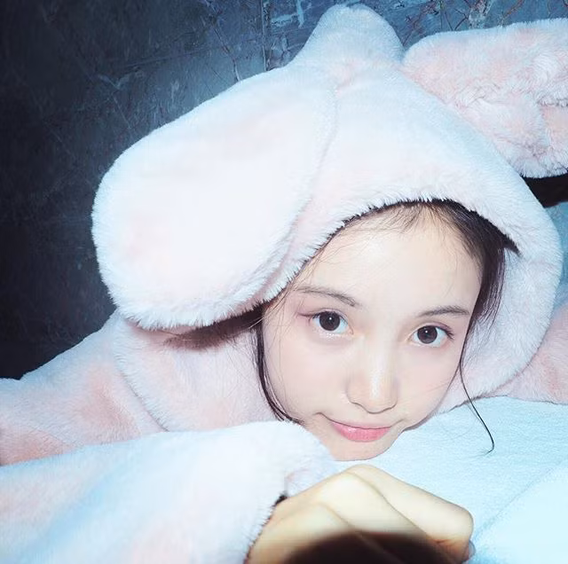 Lâm Tiểu Trạch được cư dân mạng biết tới là một hot girl 9X đình đám trong cộng đồng mạng Trung Quốc và riêng trang cá nhân của cô gái này đã thu hút được hơn 1,8 triệu người theo dõi.