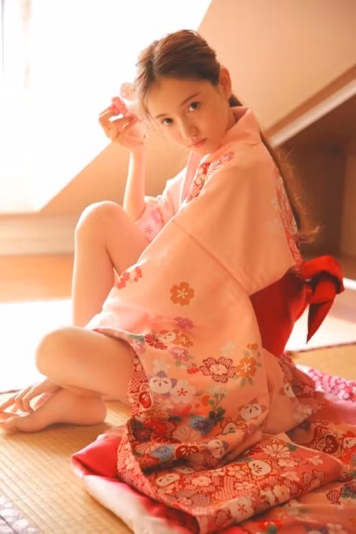 Ngoài ra vào thời gian rảnh rỗi, Tiểu Trạch còn làm những món đồ handmade và đăng bán ngay trên trang cá nhân của mình. Nhiều cư dân mạng đánh giá rằng, cô gái 9X này là mẫu người yêu hoàn hảo không chỉ xinh đẹp mà còn vô cùng khéo tay.