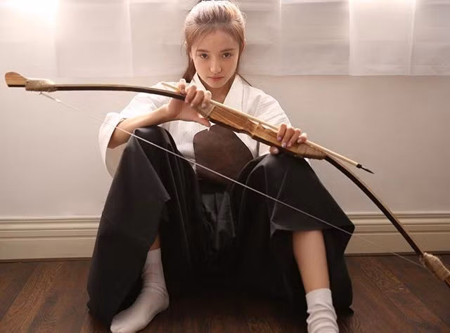 Lâm Tiểu Trạch mạnh mẽ nhưng không kém phần xinh đẹp trong bộ ảnh với trang phục Nhật và cây cung gỗ.
