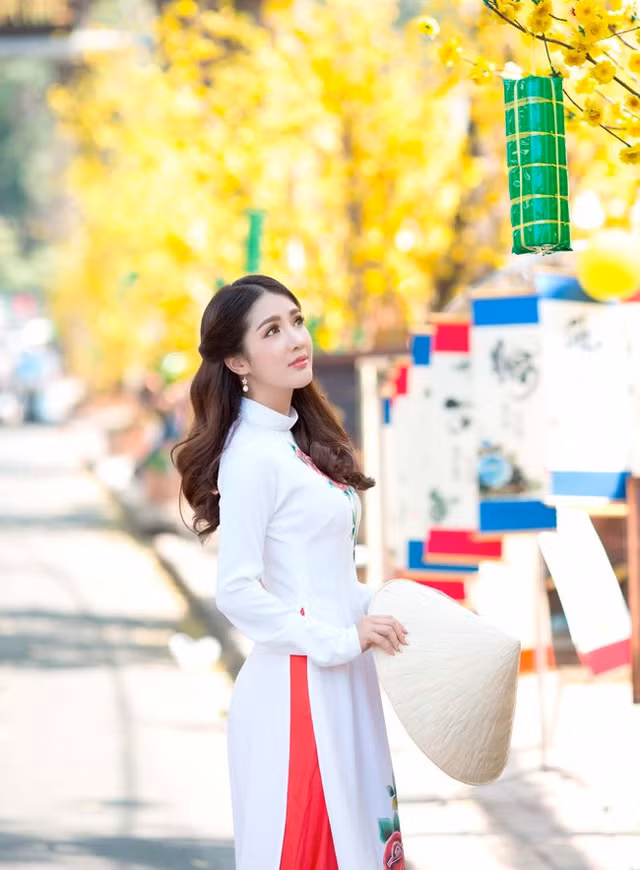 Linh Napie khoe dáng trong tà áo dài trắng tinh khôi.