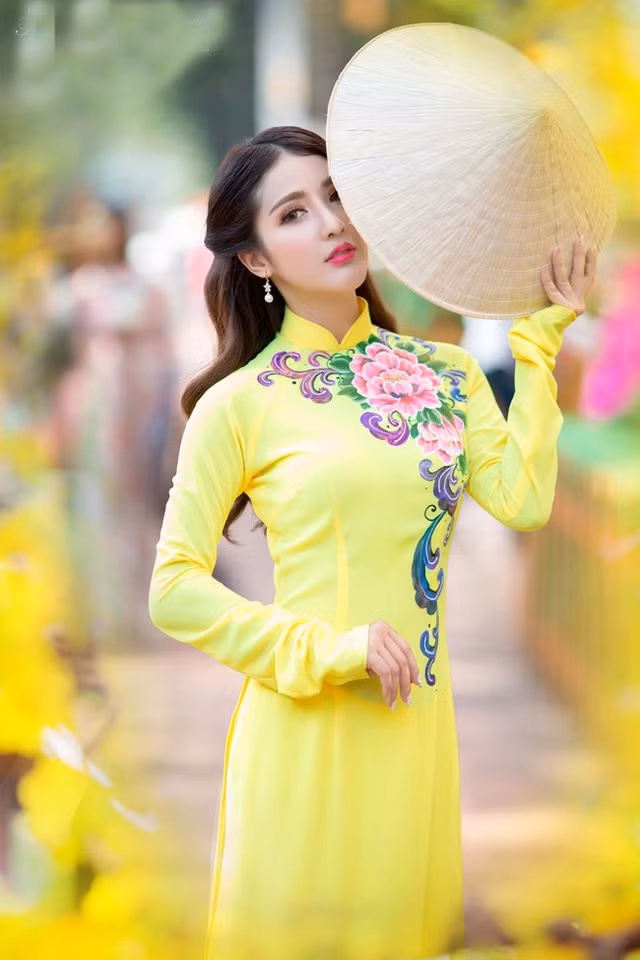 Nàng hot girl Linh Napie e ấp nhưng không kém phần rực rỡ trong tà áo dài truyền thống trong ngày bộ ảnh mới mừng Tết âm lịch.
