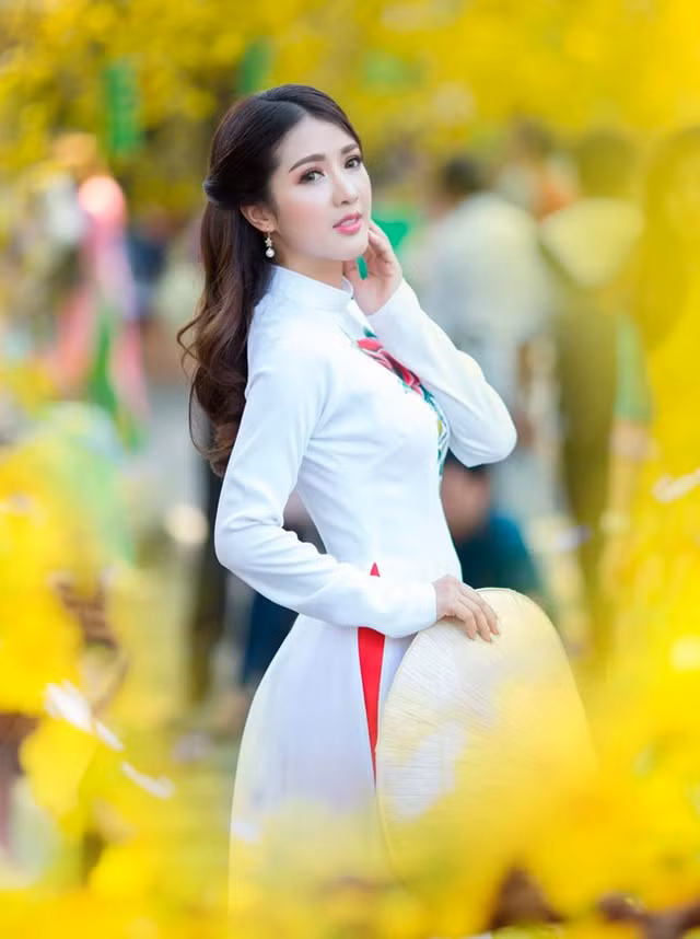 Bằng đường công vàng, khuôn mặt xinh đẹp, hot girl Phan Thiết - Linh Napie đã khoe sắc trong tà áo dài vui đón Tết nguyên đán.