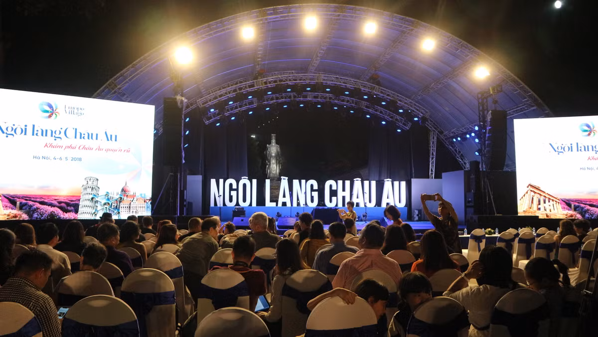 Tối ngày 4/5 tại phố đi bộ Hồ Gươm, người dân Hà Nội đã có cơ hội khám phá các nền văn hóa các nước châu Âu tại lễ hội mang tên " Ngôi làng châu Âu" 2018.