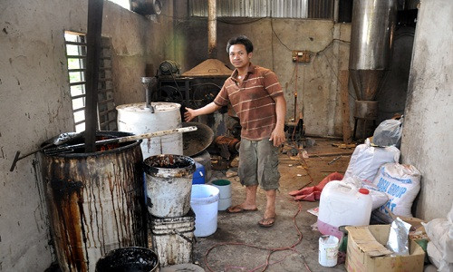 Người Việt đang tự biến mình thành cái "thùng rác" bởi kiểu chế biến thực phẩm (trong ảnh là cà phê) bẩn kinh hoàng như thế này . Ảnh: Thanh Hải.