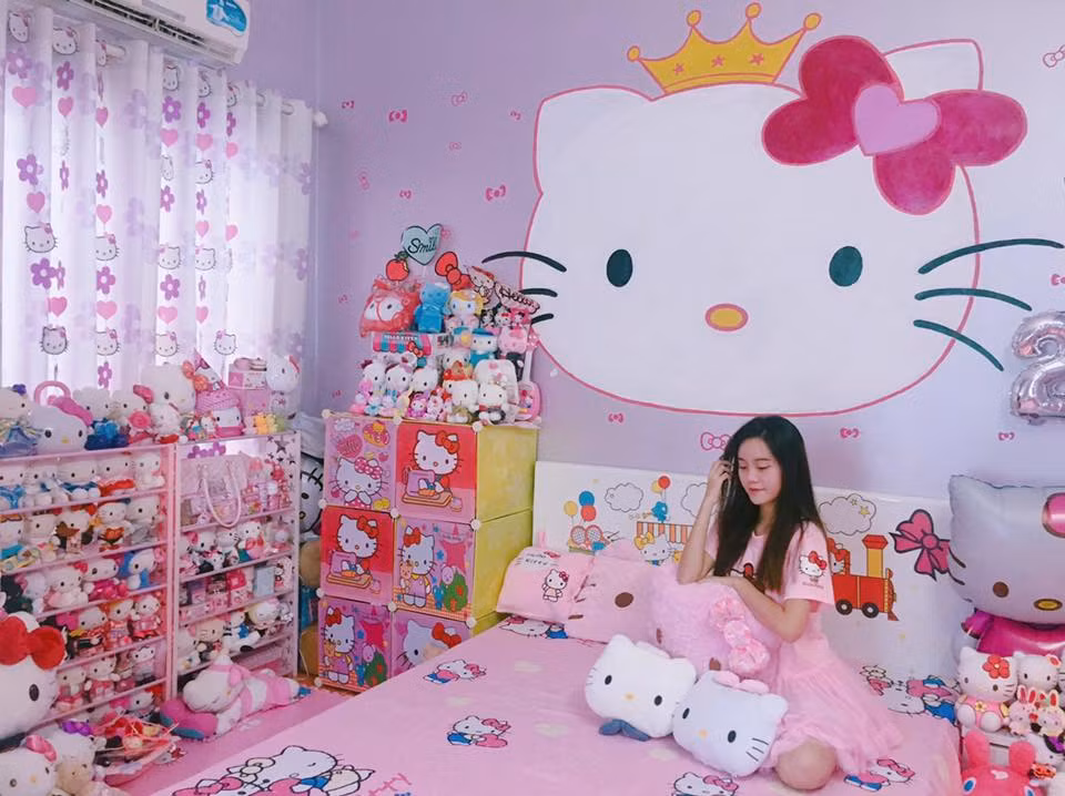 Bước vào facebook của Hương Linh, từ đầu đến cuối người xem đã thấy nổi bật vì những hình ảnh liên quan đến chú mèo Hello Kitty. Từ ảnh bìa, avatar, ảnh nổi bật cho đến những những bức hình đăng lên hàng ngày, chẳng có lúc nào mà Kitty không góp mặt.