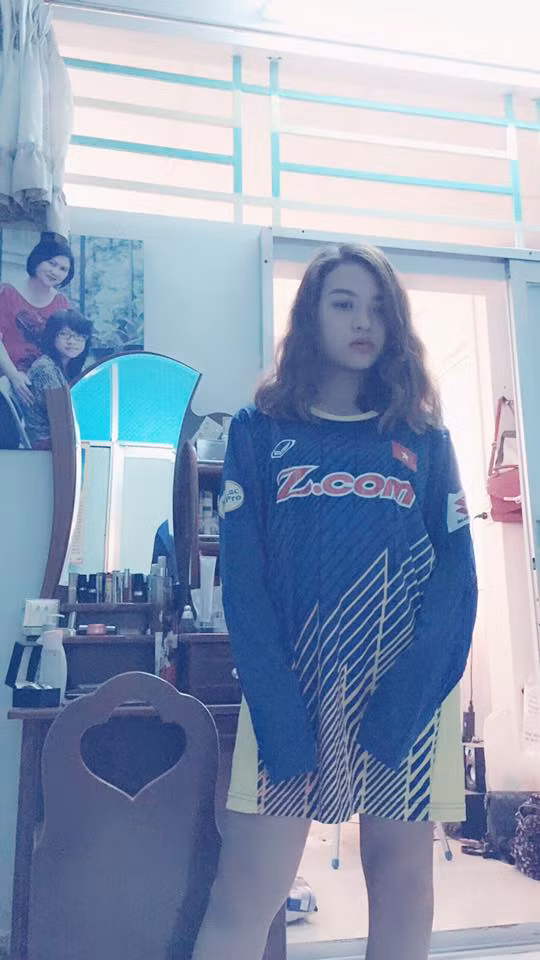 Nickname Hoang Hoa Nhi bình luận rằng: " Chị có biết là chị đã phá vụn vỡ trái tim của biết bao chị em khác không? Nhưng cũng xứng đáng chị ạ! giữ lấy anh Dũng chị nhé! Ngoài kia còn nhiều chị em "thả thính" lắm. Trong đó có em".