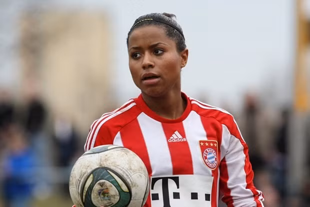 Xếp thứ 5 trong danh sách những nữ cầu thủ hưởng lương cao nhất thế giới đó là Nicole Banecky thuộc biên chế CLB SC Freiburg (Đức) với mức lương 90.000 USD/ mùa.