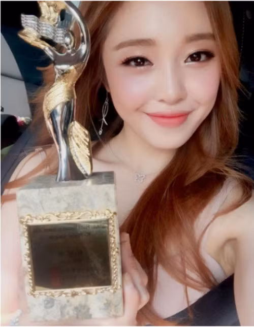 Từng đạt rất nhiều giải trong các cuộc thi người mẫu về thể hình, Choi Seol Hwa là hình tượng mà nhiều bạn trẻ Hàn Quốc noi theo khi sắc đẹp đi liền với sức khỏe.