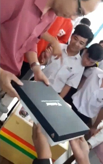 Theo những gì diễn ra trong clip được dân mạng chia sẻ, quà tặng thầy giáo được các bạn học sinh bỏ trong 1 chiếc thùng xốp, dán băng keo cẩn thận đầy bí ẩn buộc thầy giáo phải gỡ từng chút một để khám phá bên trong rồi đi từ bất ngờ này sang bất ngờ khác.