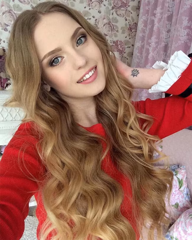 Có trong mình dòng máu Đông Âu, Oksana xinh đẹp với đôi mắt xanh và mái tóc vàng óng bồng bềnh.