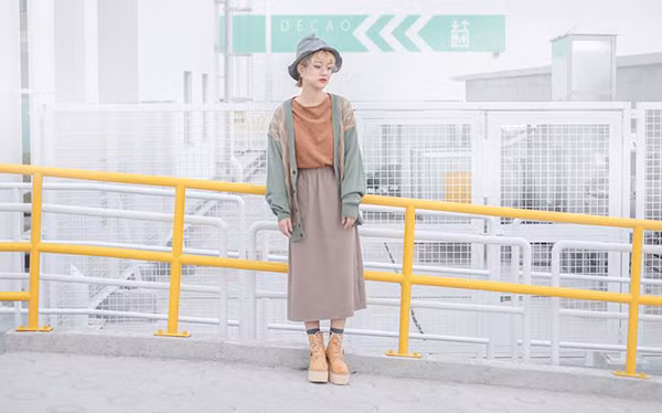 Với không gian rộng mênh mông, bao phủ bởi màu trắng xóa, đan xen những chi tiết sơn màu xanh, vàng rực rỡ, tươi sáng, khung cảnh ở đây trông giống hệt ở nước ngoài.