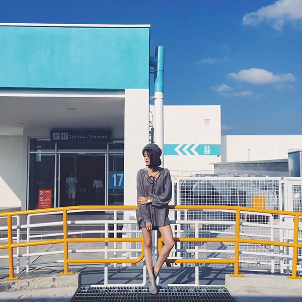 Sự kết hợp ăn ý của màu sắc xung quanh càng làm cho những bộ quần áo dạo phố của các bạn trẻ trở nên đẹp đẽ hơn.