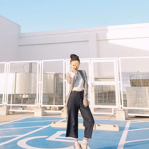 Ngoài các địa chỉ ẩm thực, mua sắm hấp dẫn ở tầng dưới thì ở khu để xe ô tô trên của trung tâm thương mại 5 sao đầu tiên tại Việt Nam còn là chỗ để các bạn trẻ tha hồ chụp những bức ảnh thời trang đường phố mà khi mới nhìn vào nhiều người ngỡ là ở nước ngoài.