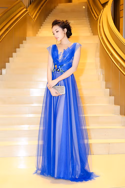 Mới đây xuất hiện tại một sự kiện ở TP. HCM, người đẹp Nam Định thu hút sự chú ý khi diện chiếc đầm xanh quyến rũ của NTK Hoàng Hải.