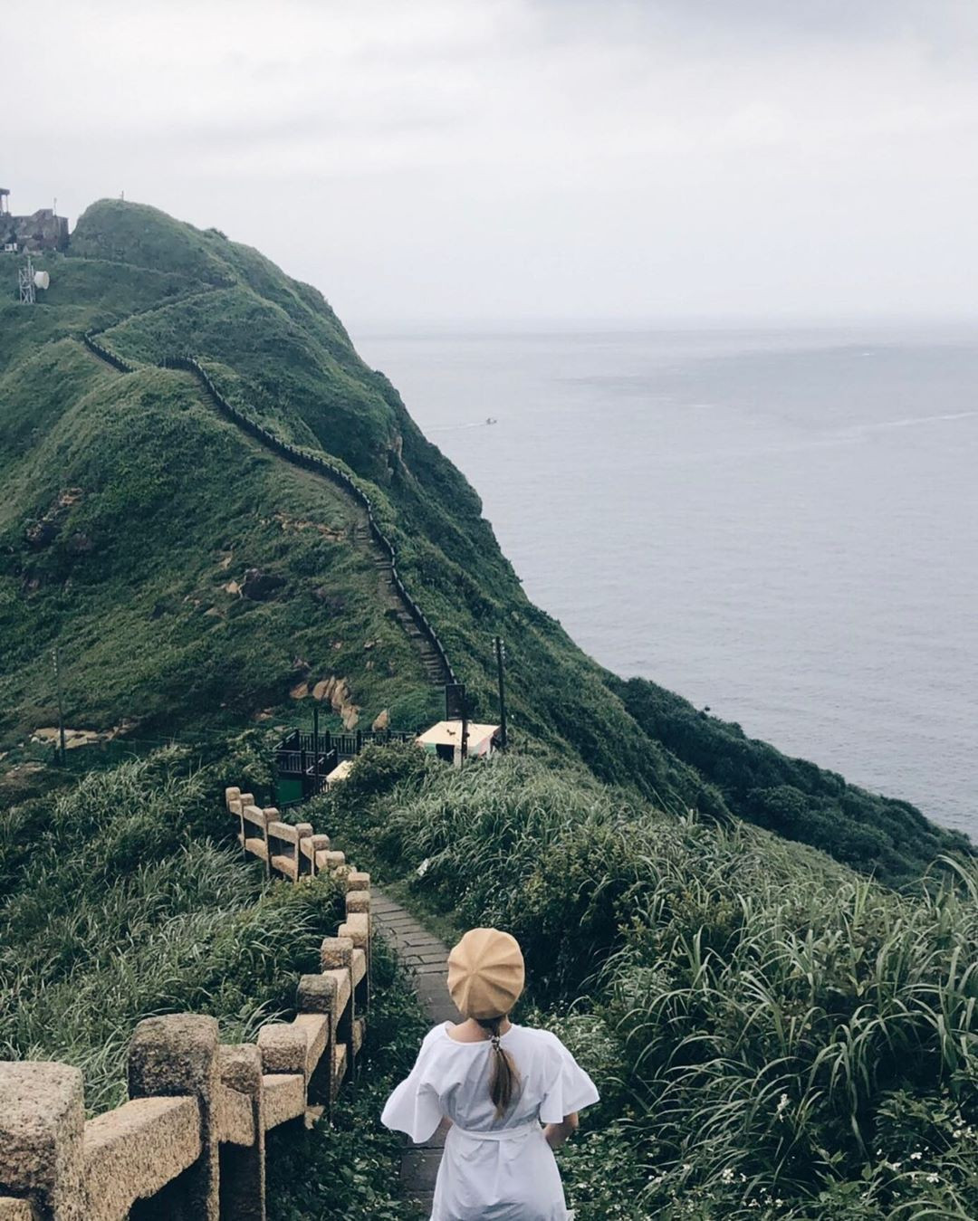 Đặc biệt để tới ngọn hải đăng Bitou Cape Houselight, khách du lịch sẽ phải đi qua con đường mòn nằm trên một ngọn đồi đầy cỏ xanh hướng ra biển, nơi đây được giới travel blogger "lăng-xê" nhiệt tình bằng hàng loạt bức ảnh check-in đẹp không góc chết.