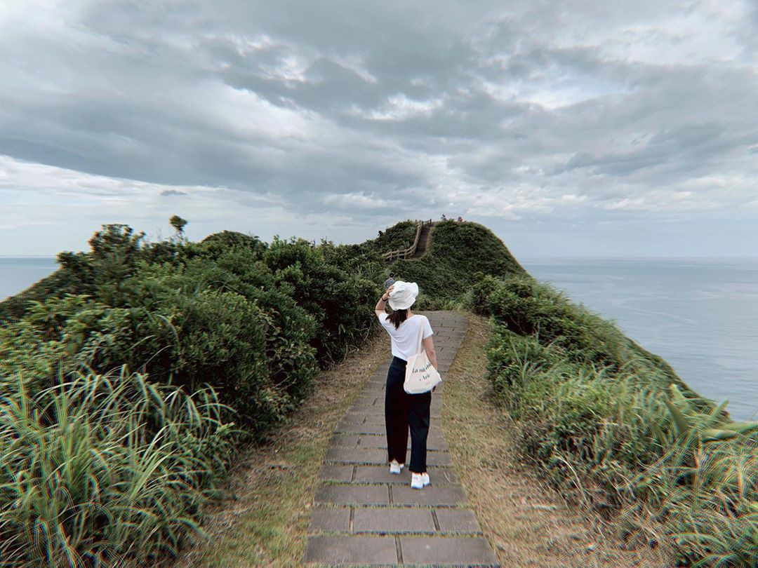 Khác với sự ồn ào và náo nhiệt vốn có của Đài Loan, đường mòn Bitou Cape nằm lọt thỏm trên một ngọn đồi xanh mướt nối thẳng ra biển. Tới đây, du khách sẽ đi một bước chụp được cả chục tấm hình sống ảo với những góc máy xịn xò.