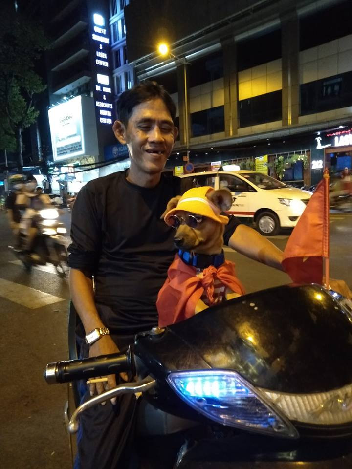 Nhiều máy ảnh quá, chẳng biết nhìn hướng nào cả.