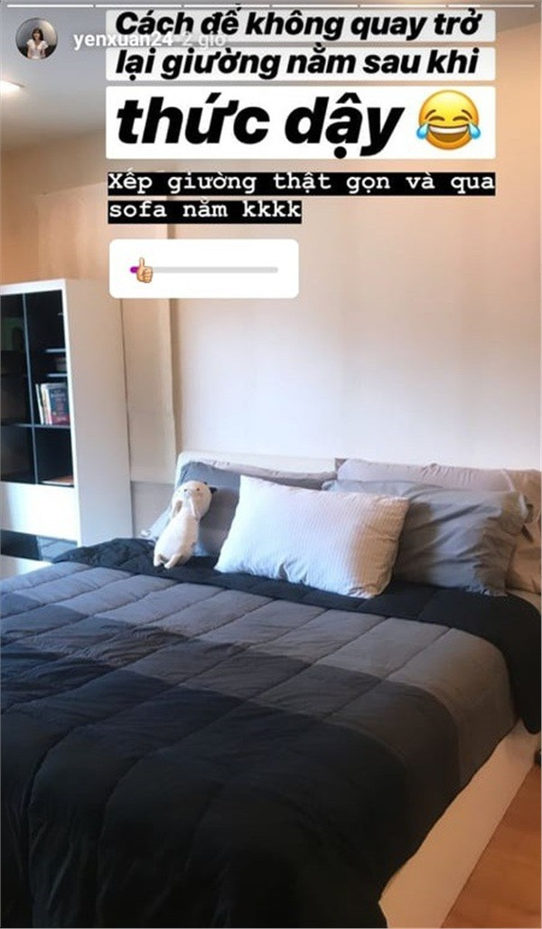 Đương nhiên cũng có thể nói là Lâm Tây và Yến Xuân mua cùng kiểu chăn ga gối đệm nhưng đến cả con thú bông cũng giống nhau thì có phần hơi miễn cưỡng.