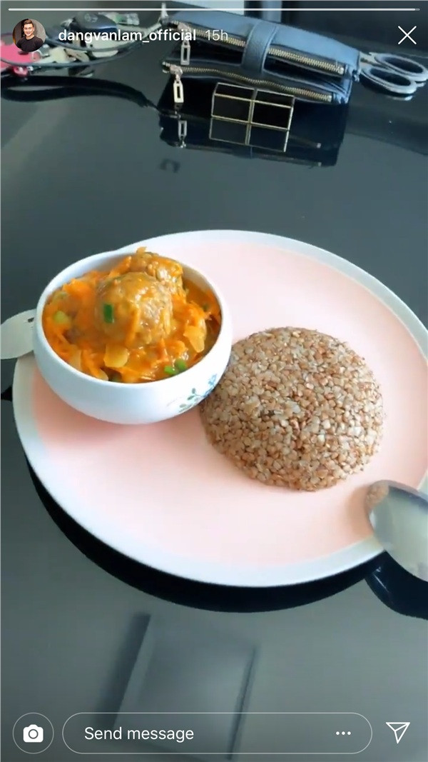 Điều đáng chú ý là vẫn chiếc bát, chiếc đũa và chiếc bàn được Đặng Văn Lâm đăng tải giống y hệt với bức ảnh của Yến Xuân chia sẻ cách đó không lâu.