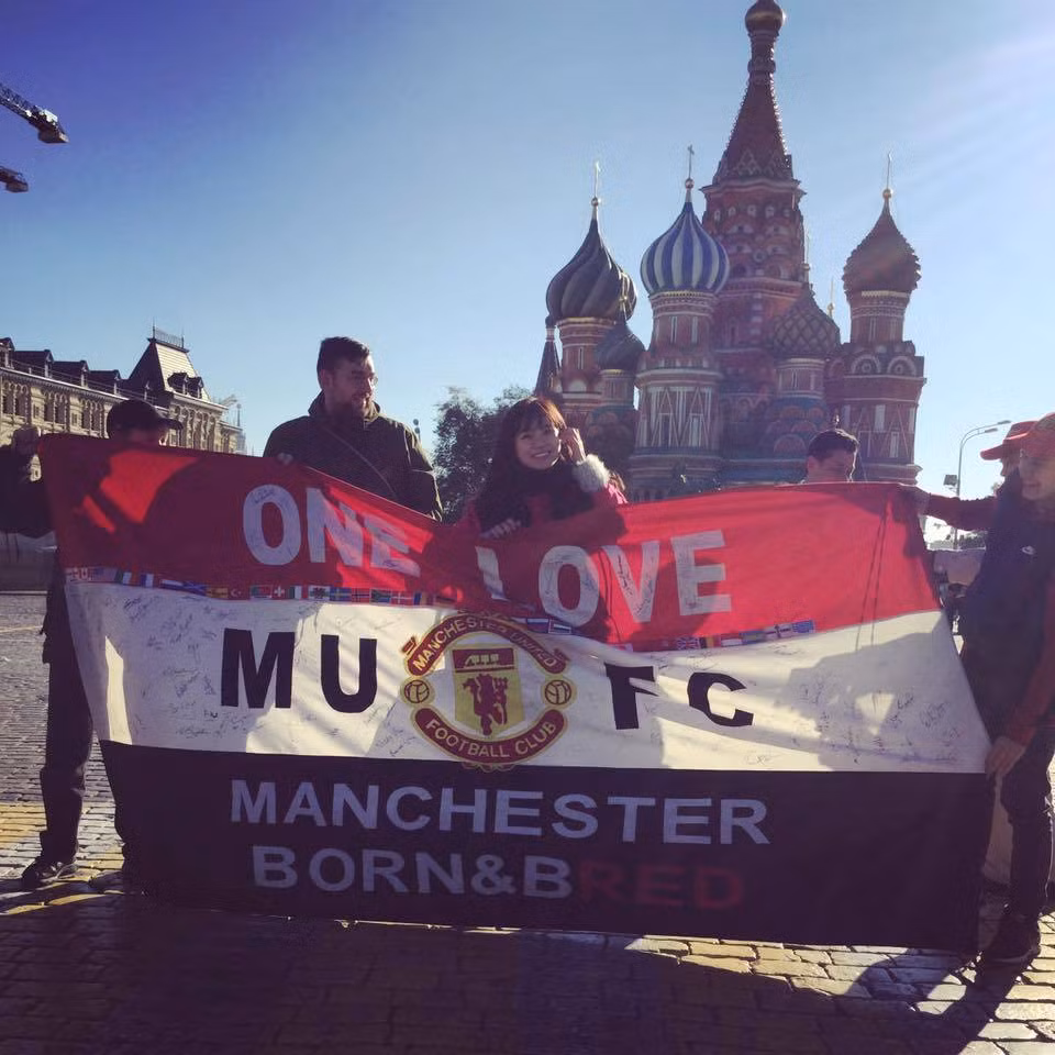 Khi tới Nga, cô nàng fan MU xinh đẹp cũng không quên chụp ảnh với lá cờ có rất nhiều chữ ký của các cầu thủ Man United trước điện Kremlin, một địa điểm rất nổi tiếng tại Nga.