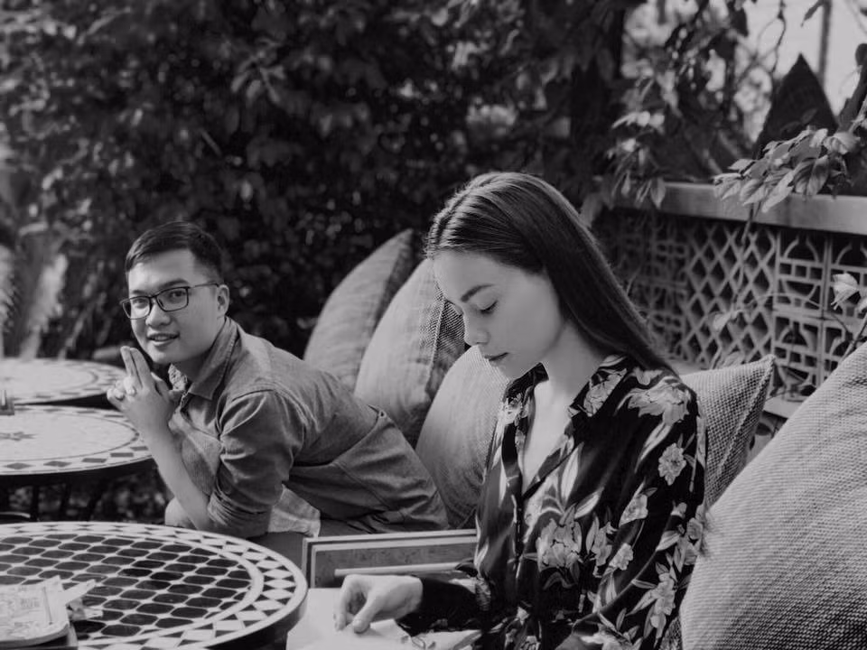 Thêm vào đó, nhiều dân mạng còn bình luận rằng, nhìn Minh Hân sửa ảnh với Hồ Ngọc Hà chẳng khác nào cả 2 nhân vật đang thực hiện những bức ảnh thời trang. Để làm được điều này, anh chàng đến từ Hà Nội phải nghiên cứu khá kĩ từng bức ảnh.