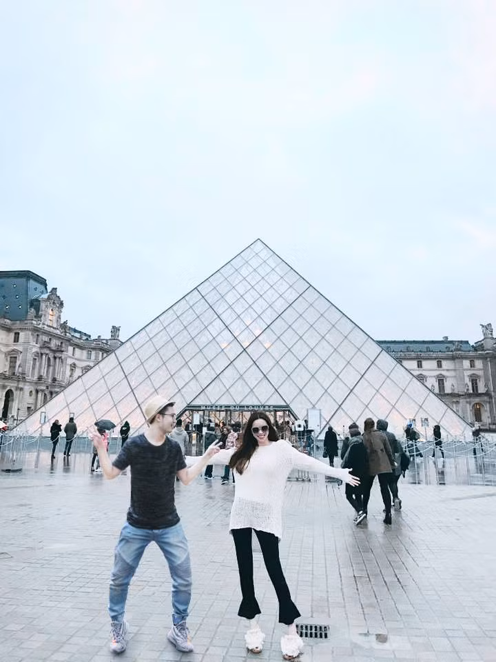 Dương Minh Hân và Hồ Ngọc Hà cùng đi du lịch trong bộ ảnh "cùng Hà Hồ đi muôn nơi" của anh chàng đến từ Hà Nội này.