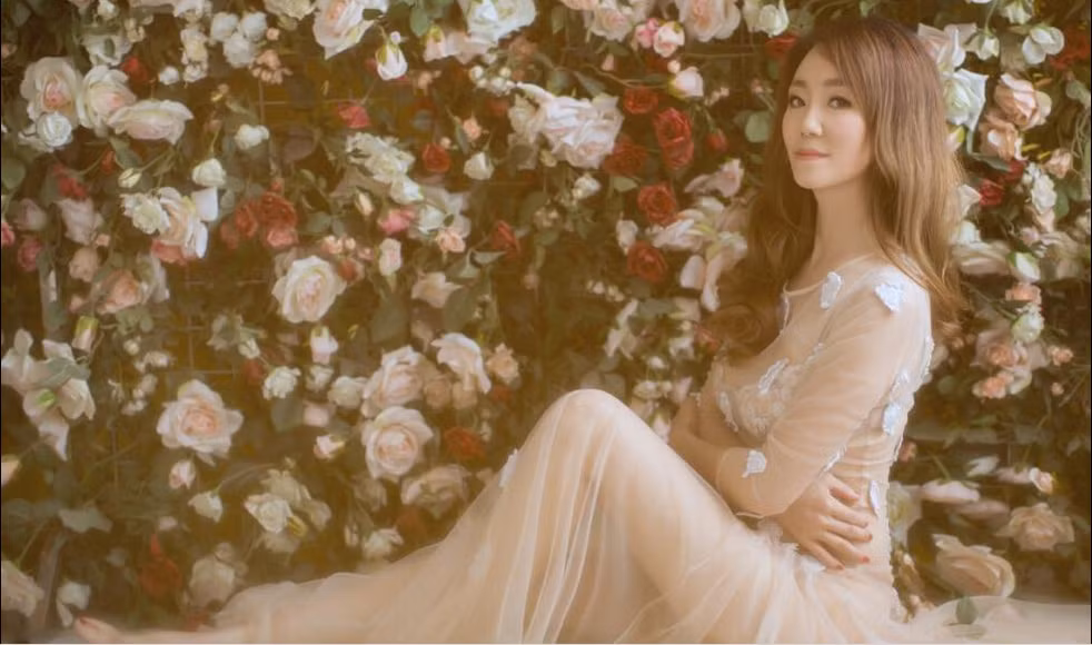 Người đẹp không tuổi này đã ly hôn chồng và một tay gây dựng, quản lý một salon chăm sóc sắc đẹp, kiếm tiền nuôi hai con gái.