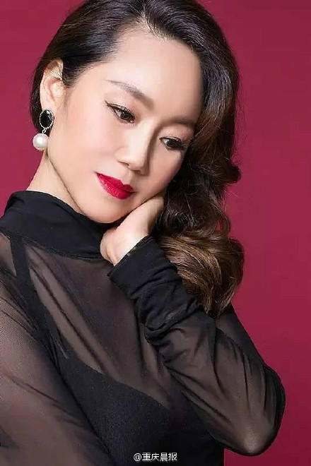 Lần theo dấu vết của bộ ảnh này thì được biết đây là người phụ nữ có tên là Tần đến từ thành phố Trung Khánh - Trung Quốc.