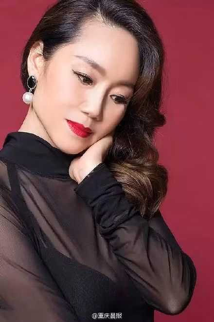 Lần theo dấu vết của bộ ảnh này thì được biết đây là người phụ nữ có tên là Tần đến từ thành phố Trung Khánh - Trung Quốc.