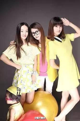 Ba mẹ con nhà bà Tần cùng chụp ảnh và nếu nhìn qua thì chỉ nghĩ rằng họ là ba người bạn vì độ trẻ trung của họ là ngang ngửa nhau.