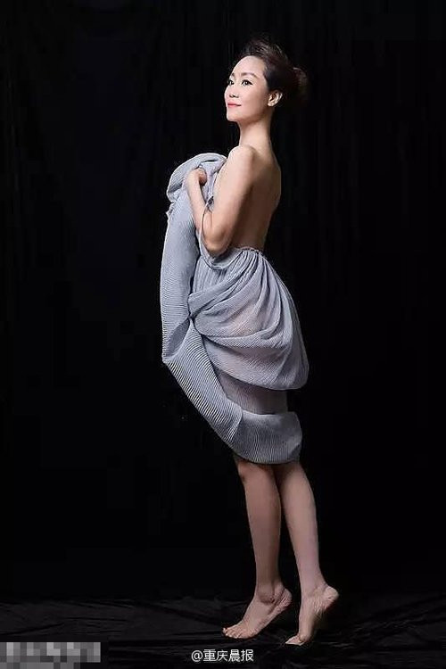 Bên cạnh đó, bà Tần cũng tự nhận mình là một người rất yêu bản thân. Để "bảo trì", hot girl U50 này đặt ra cho mình rất nhiều nguyên tắc và tuân thủ nghiêm ngặt các chế độ làm đẹp. Mỗi ngày, bà dành không dưới 2 tiếng dưỡng da. Trước khi ra đường mỗi ngày, bà đều dậy sớm để tắm, trang điểm và chăm sóc, thúc đẩy quá trình trao đổi chất cho da. Bà cũng không bao giờ quên ngủ trưa hàng ngày.