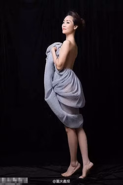 Bên cạnh đó, bà Tần cũng tự nhận mình là một người rất yêu bản thân. Để "bảo trì", hot girl U50 này đặt ra cho mình rất nhiều nguyên tắc và tuân thủ nghiêm ngặt các chế độ làm đẹp. Mỗi ngày, bà dành không dưới 2 tiếng dưỡng da. Trước khi ra đường mỗi ngày, bà đều dậy sớm để tắm, trang điểm và chăm sóc, thúc đẩy quá trình trao đổi chất cho da. Bà cũng không bao giờ quên ngủ trưa hàng ngày.