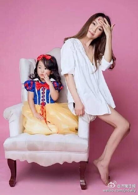 Tuy nhiên, cũng có không ít ý kiến không hài lòng vì cho rằng bộ ảnh quá gợi cảm và không phù hợp với hình ảnh một người mẹ, người bà đã 50 tuổi.