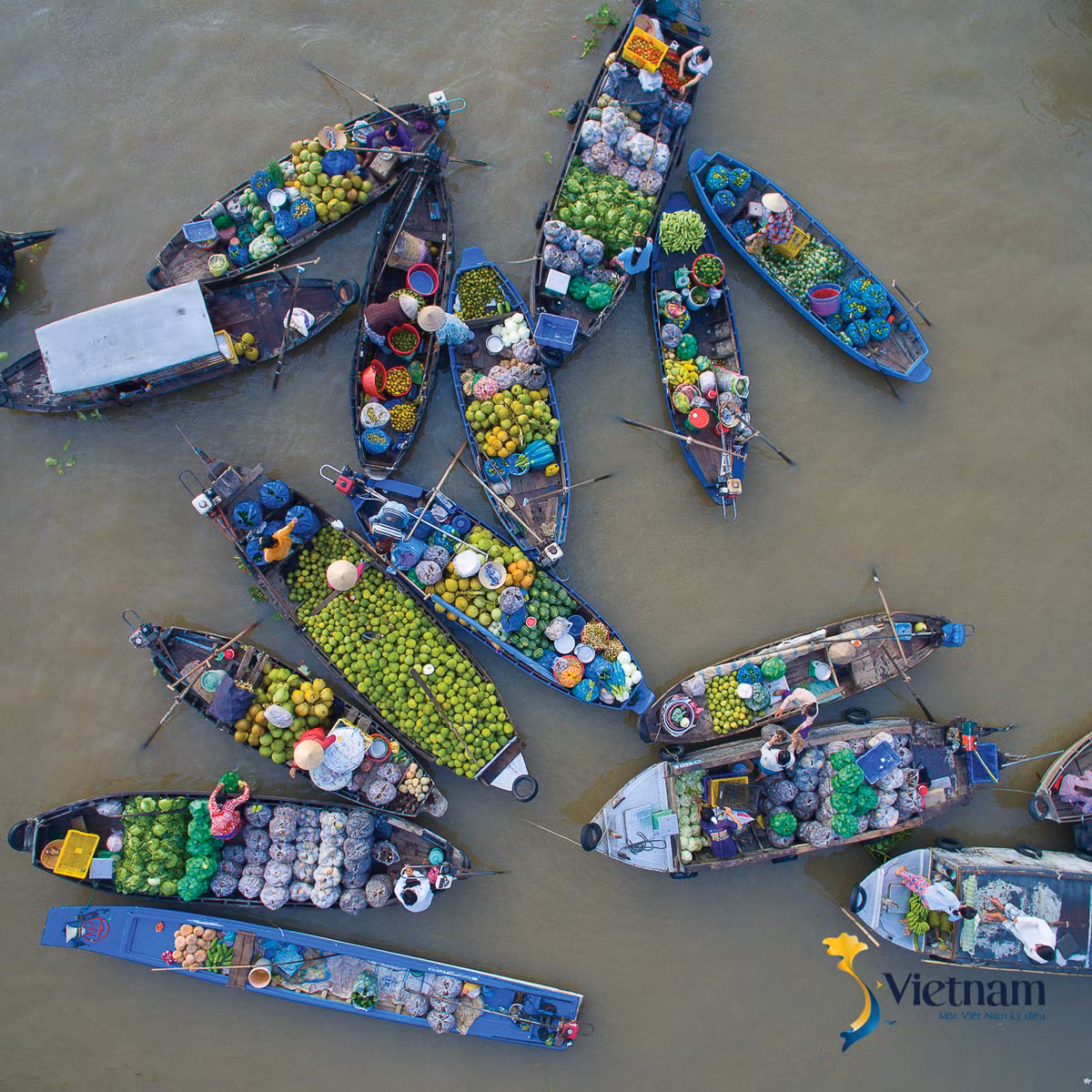 Những chiếc ghe đầy ắp hàng ở chợ nổi trên sông đã làm nên bản sắc của những vùng đất miền Tây. Ảnh: Lê Thế Thắng.
