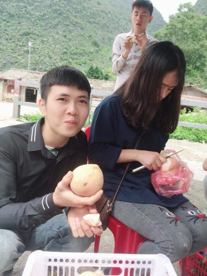 Được biết, đây không phải là lần đầu tiên cô bạn tên Sinh gây bão MXH. Trước đây, hình ảnh cô bạn mặc đồng phục ngồi bán hạt óc chó trên cung đường phượt ở Hà Giang cũng khiến nhiều người trầm trồ và đòi xin info cho bằng được.