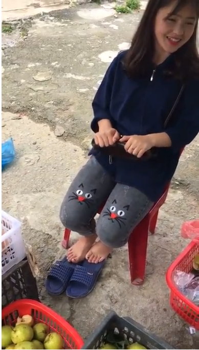 Ngay sau khi đoạn clip được đăng tải cộng đồng mạng đã vào bình luận rất nhiều vì em gái này có gương mặt rất xinh.