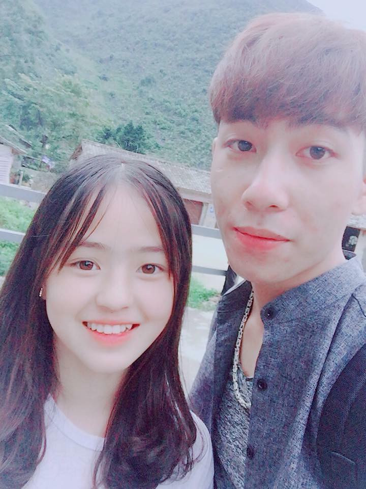 Trong một đoạn clip được truyền tay nhau trên mạng, cô bạn có tiết lộ mình tên Sinh, sinh năm 2000 và chuẩn bị vào lớp 10.