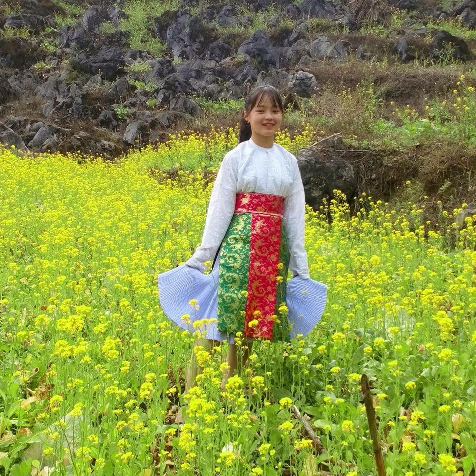 Theo nhiều dân mạng bình luận, không phấn, không son, không quần áo là lượt, cô bạn xinh xắn đáng yêu nom rất giản dị và bình yên.