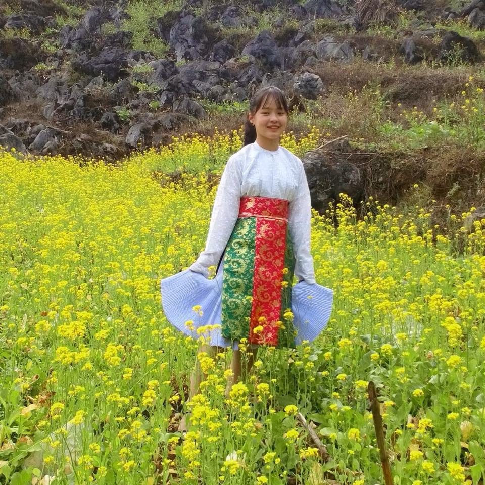 Theo nhiều dân mạng bình luận, không phấn, không son, không quần áo là lượt, cô bạn xinh xắn đáng yêu nom rất giản dị và bình yên.